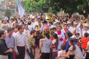 Vatican Archbishop visits Hanoi Archdiocese’ Thach Bich parish  